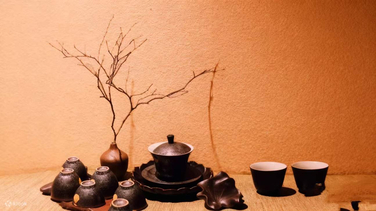 学员们深入学习茶艺技艺，领略茶文化的深厚底蕴